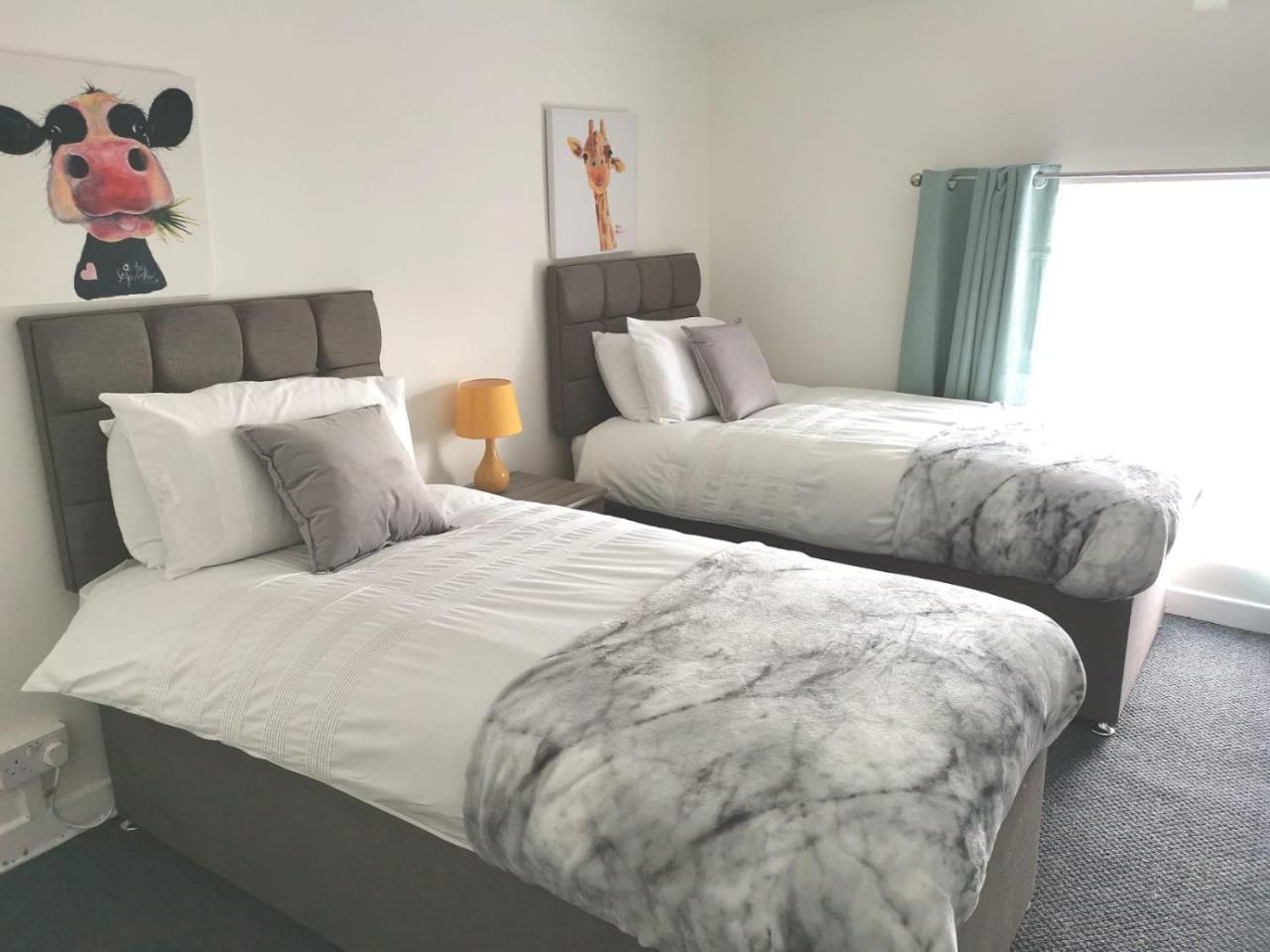 Parking, Smart Tv'S In All Rooms, Central Location Swansea Exteriér fotografie