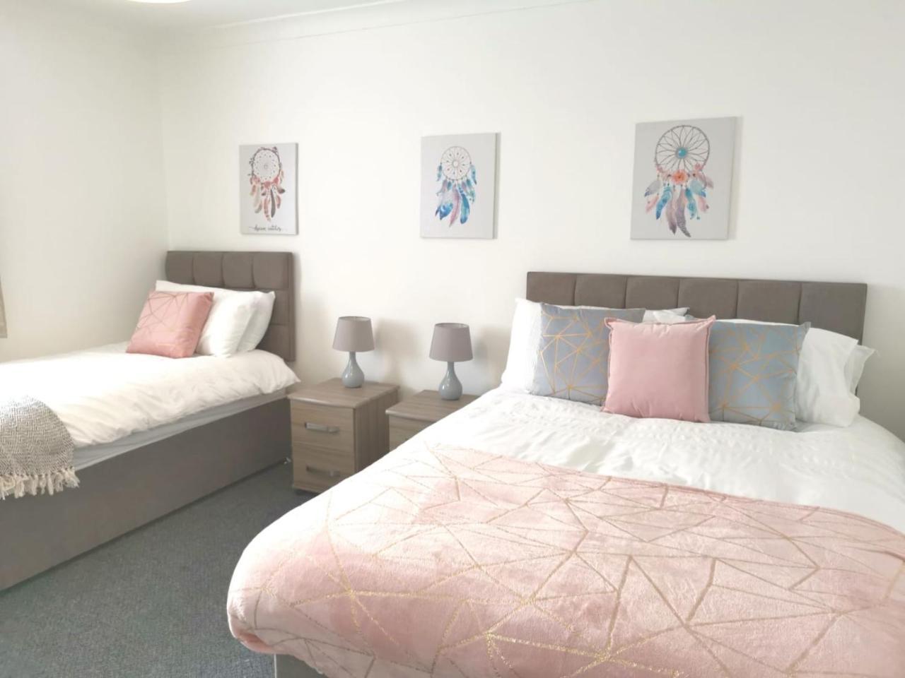Parking, Smart Tv'S In All Rooms, Central Location Swansea Exteriér fotografie