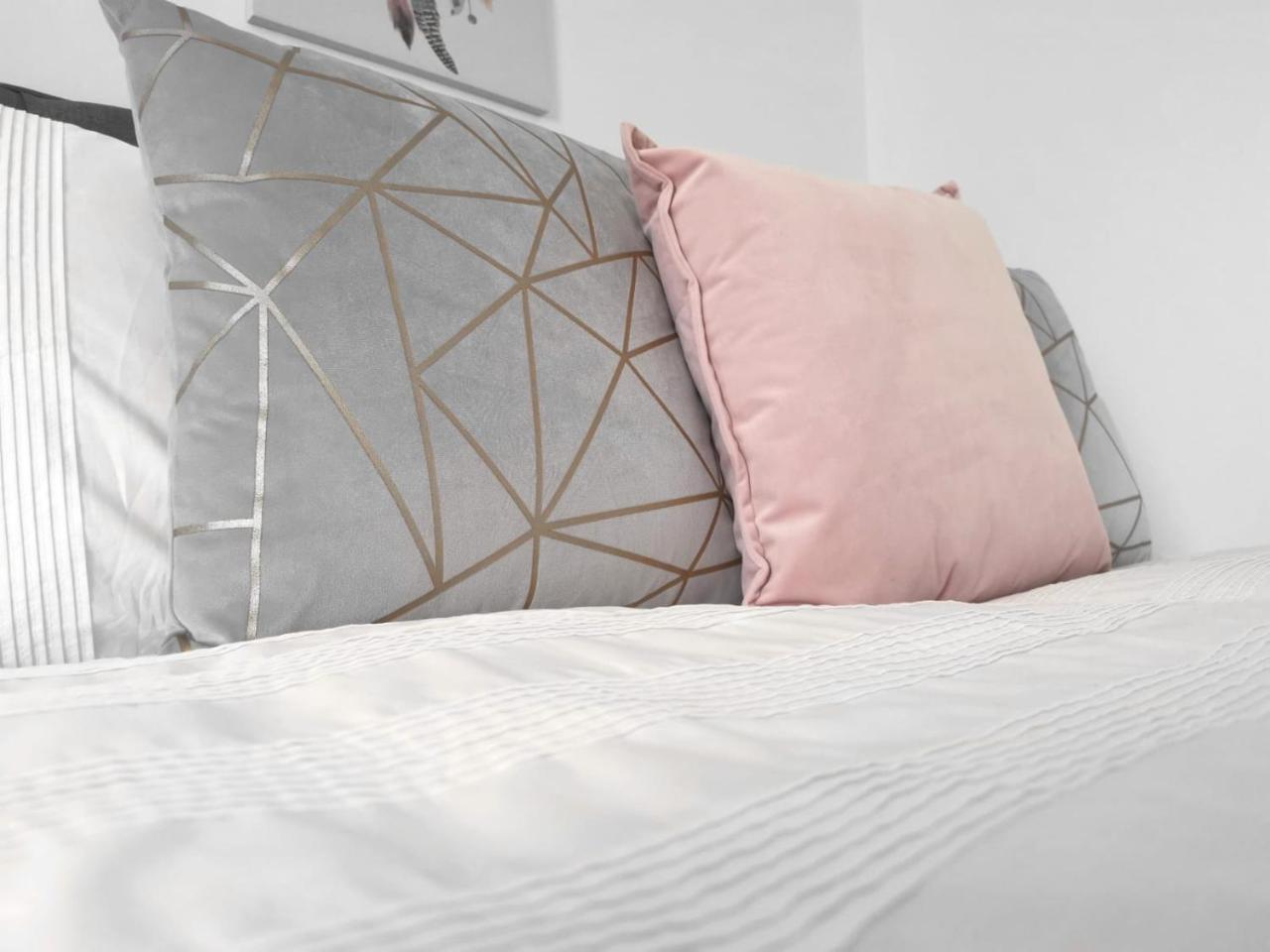 Parking, Smart Tv'S In All Rooms, Central Location Swansea Exteriér fotografie