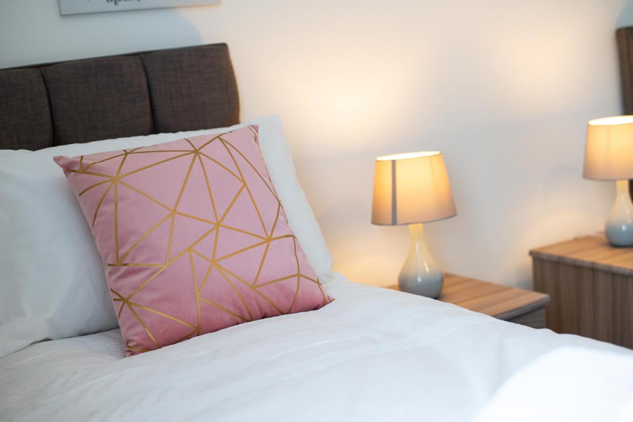 Parking, Smart Tv'S In All Rooms, Central Location Swansea Exteriér fotografie