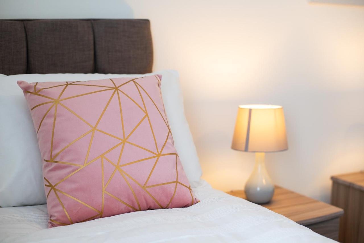 Parking, Smart Tv'S In All Rooms, Central Location Swansea Exteriér fotografie