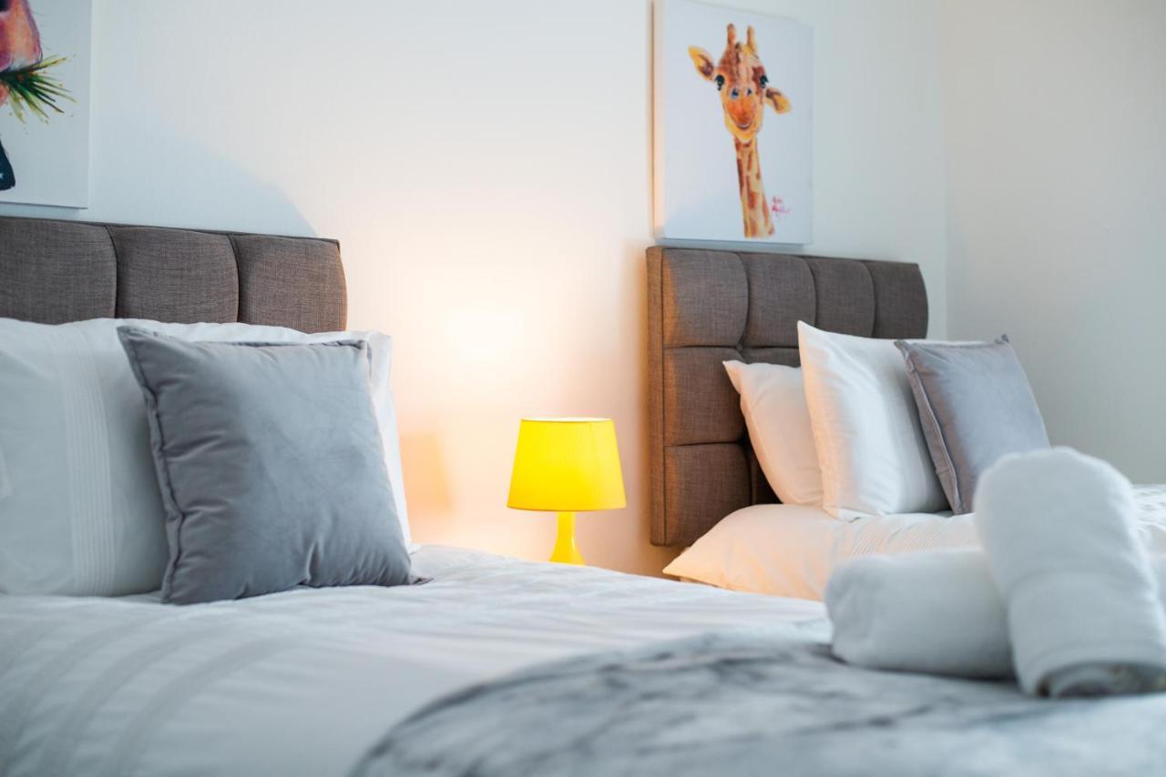 Parking, Smart Tv'S In All Rooms, Central Location Swansea Exteriér fotografie