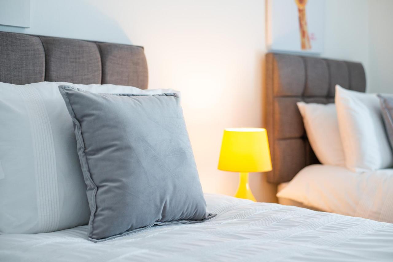 Parking, Smart Tv'S In All Rooms, Central Location Swansea Exteriér fotografie